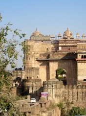 L'entrée du Jahangir Mahal et du Raja Mahal passe par une passerelle qui enjambe une rivière, Orchha, Inde.