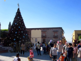 L'arbre de Noël devant la Parroquia sert d'arrière plan à d'innombrables séances photos. San Miguel de Allende, Guanajuato, Mexique.