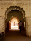 De magnifiques arches se succèdent et relient les pièces qui s'échelonnent les unes à la suite des autres, Birsingh Deo Palace, Datia en Inde.