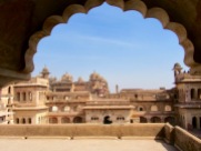 La cour intérieure du Raja Mahal avec une vue sur le Jahangir Mahal en arrière-plan, Orchha, Inde.