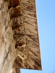Même si elles sont très hautes, le dessous des corniches du Raja Mahal était peint avec soin, Orchha, Inde.