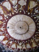Les plafonds du Birsingh Deo Palace révèlent encore aujourd'hui des peintures du style Bundela, Datia, Inde.
