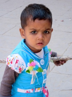 Dans la cour du Jahangir Mahal, un petit enfant se demande pourquoi sa mère m'a demandé, moi une inconnue, de le prendre en photo, Orchha, Inde.