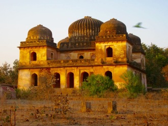 Les mausolées des gouvernants de la région sont situés près de la rivière, un peu à l'extérieur de la ville, Orchha, Inde