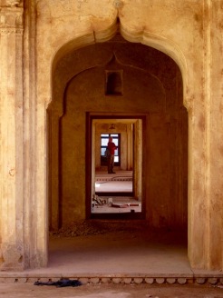 Une succession de portes nous laisse deviner la beauté de ces lieux au temps des anciens, Jahangir Mahal, Orchha, Inde.
