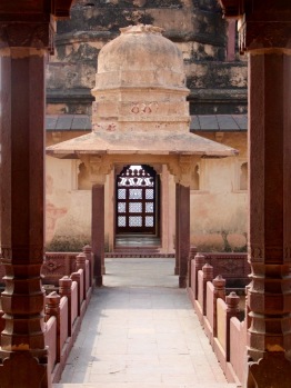 L'une des passerelles qui surplombent les cours intérieures du Birsingh Deo Palace, Datia, Inde.