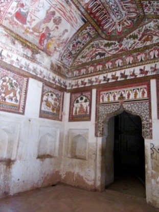 Les murs des pièces intérieures du Raja Mahal étaient recouverts de peintures, ce sont de véritables œuvres d'art. Orchha, Inde.