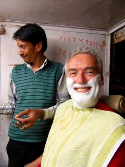 Un bon rasage par des mains expérimentées, ça fait du bien! Orchha, Inde.