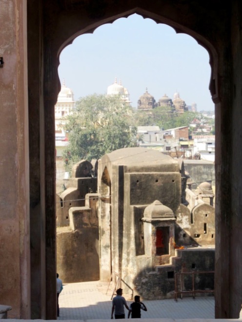 Les cours se succèdent à l'entrée du Raja Mahal, Orchha, Inde.