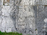 Des scènes du jeu de pelote sont toujours visibles sur les murs. Chichen Itzà, Yucatán, Mexique.