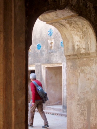 Des tuiles bleues sont encore visibles sur les murs intérieurs du Jahangir Mahal, Orchha, Inde.