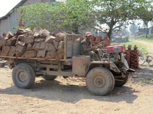 La glaise est découpée à la pelle puis transportée par camion jusqu'à la fabrique tout près. Kratie, Cambodge.