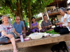 Les femmes nous ont invités à nous asseoir près d'elles sur cette structure qui ressemble à une grande table basse. C'est un endroit privilégié pour travailler, socialiser où se reposer. Kratie, Cambodge.