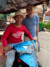 Robert avec Sokcheat, notre merveilleux chauffeur et guide. Kratie, Cambodge.