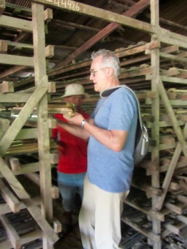 Robert et Sokcheat aident une petite famille dans une fabrique de tuiles pour les toits, en transportant les tuiles humides vers un séchoir. Kratie, Cambodge.