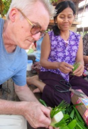 Robert participe à la fabrication de décorations pour la cérémonie qui se tiendra bientôt. Kratie, Cambodge.