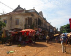 Des commerces ont maintenant pris place dans les grandes demeures coloniales et forment un grand marché. Chhlong, Cambodge.