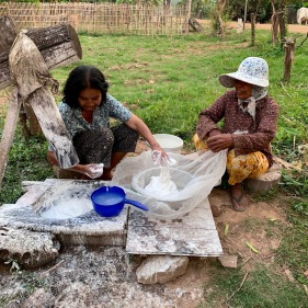 Ces femmes préparent des nouilles de riz selon une méthode artisanale traditionnelle, leur production est vendue dans le voisinage. Chhlong, Cambodge.