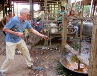 Le barattage du sirop de palme demande force et dextérité. Mon amoureux s'en tire très bien! Kratie, Cambodge.