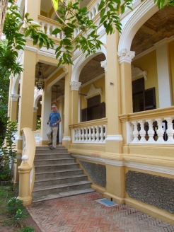 Le Relais de Chhlong occupe une demeure coloniale du temps où le Cambodge s'appelait Indochine. Chhlong, Cambodge.