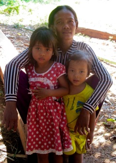 Une gentille grand-mère est venue nous faire la jasette. Kratie, Cambodge.