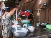 Les nouilles de riz sont rincées à l'eau froide. Chhlong, Cambodge.