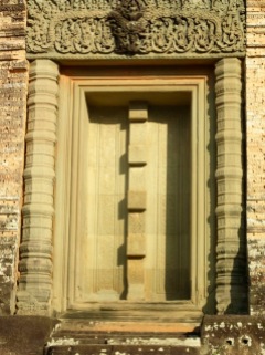 Fausse porte de l'une des structures tout en haut de Prè Rup, baignée du soleil de la fin d'après-midi. Site d'Angkor, Siem Reap, Cambodge.