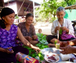 Ces femmes préparent des décorations pour une cérémonie religieuse suite à la construction de la maison voisine. Les bonzes viendront pour la célébration. Kratie, Cambodge.