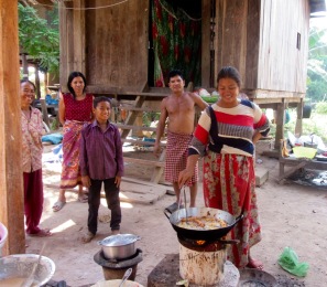 Les bananes sont frites après avoir été trempées dans une pâte. C'est tellement bon! Kratie, Cambodge.