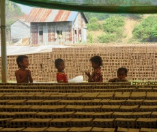Des enfants s'amusent alors que leurs parents travaillent à l'usine de fabrication de briques. Kratie, Cambodge.