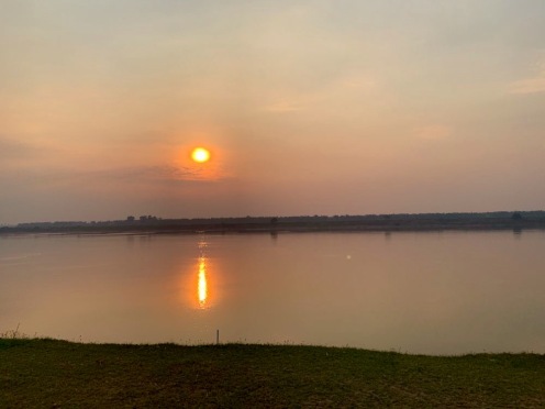 La région de Kratie est réputée pour ses couchers de soleil sur le Mékong. Cambodge.