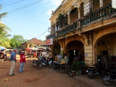 D'anciennes demeures coloniales sont les vestiges de l'époque française. Leurs grands balcons offrent une vue imprenable sur le Mékong. Chhlong, Cambodge.