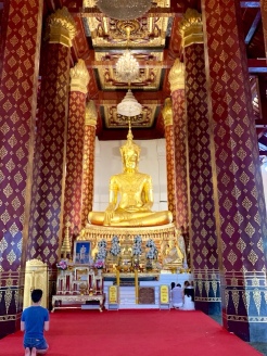 Bouddha assis dans un autre temple décoré avec beaucoup de soin. L'atmosphère calme favorise la méditation et la réflexion. Wat Na Phra Mane, Ayutthaya, Thaïlande.