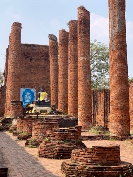 Ce grand hall du Wat Thammikarat n'a plus de toit, mais les hautes colonnes nous rappellent à quel point il était imposant. Ayutthaya, Thaïlande.