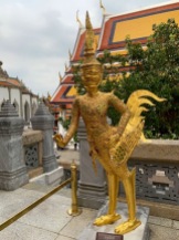Une kinnari, une créature mythique mi-femme et mi-oiseau, se tient à l'entrée d'un temple. Site du Wat Phra Kaew, Bangkok, Thaïlande.