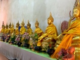Même dans ce petit temple modeste, les bouddhas sont honorés. Wat Samanakottaram, Ayutthaya, Thaïlande.