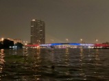 Vue de l'un des ponts au-dessus du Chao Praya et de la ville de Bangkok à partir d'un bateau-taxi. Thaïlande.