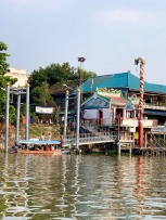 Une navette relie les rives d'Ayutthaya du matin jusqu'au soir. Ce quai donne accès à la gare ainsi qu'à plusieurs autres commerces: épiceries, pharmacies, restaurants. Thaïlande.
