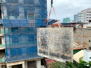 Des gratte-ciel sont en construction dans plusieurs parties de la ville. Celui-ci est juste à côté de notre hôtel. De la fenêtre de notre chambre au 5e étage, nous pouvions observer les travaux en cours. Cette pièce sert de forme pour une structure de ciment et nous apparaît bien lourde. Pas étonnant qu'il soit interdit de stationner en bas! Phnom Penh, Cambodge.