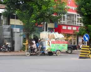 Tout un chargement! Espérons que celui-ci est bien attaché. Phnom Penh, Cambodge.