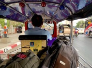 À Nakhon Ratchasima la gare et le terminus d'autobus sont éloignés. Nous négocions les services d'un chauffeur de tuk tuk pour nous rendre au terminus le plus vite possible et attraper le prochain bus en direction de Nang Rong. Isan, Thaïlande.